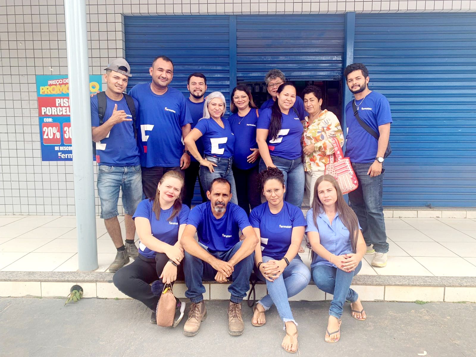Equipe Fermatec reunida em frente a uma unidade