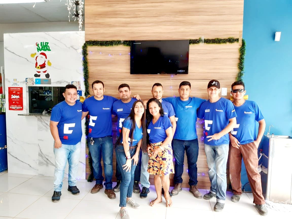 Integrantes da equipe Fermatec reunidos dentro de uma loja