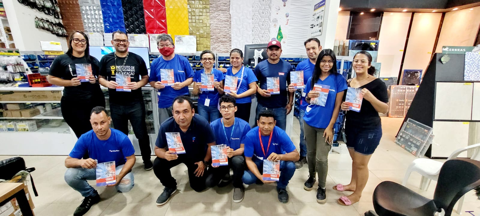 Equipe Fermatec reunida em ambiente de loja